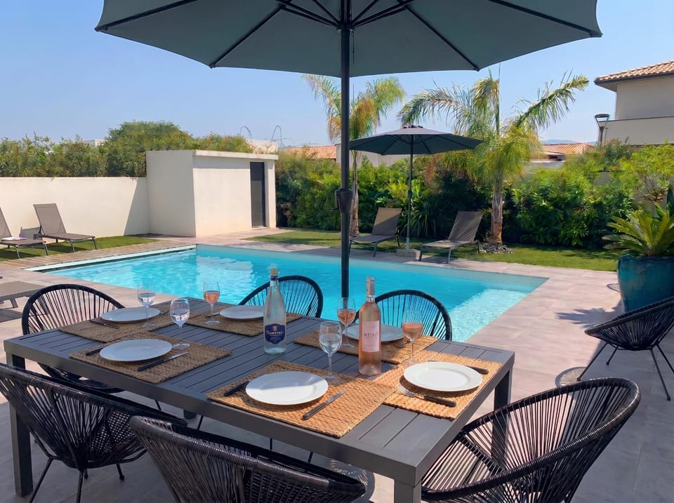 Day, Swimming pool, Meals