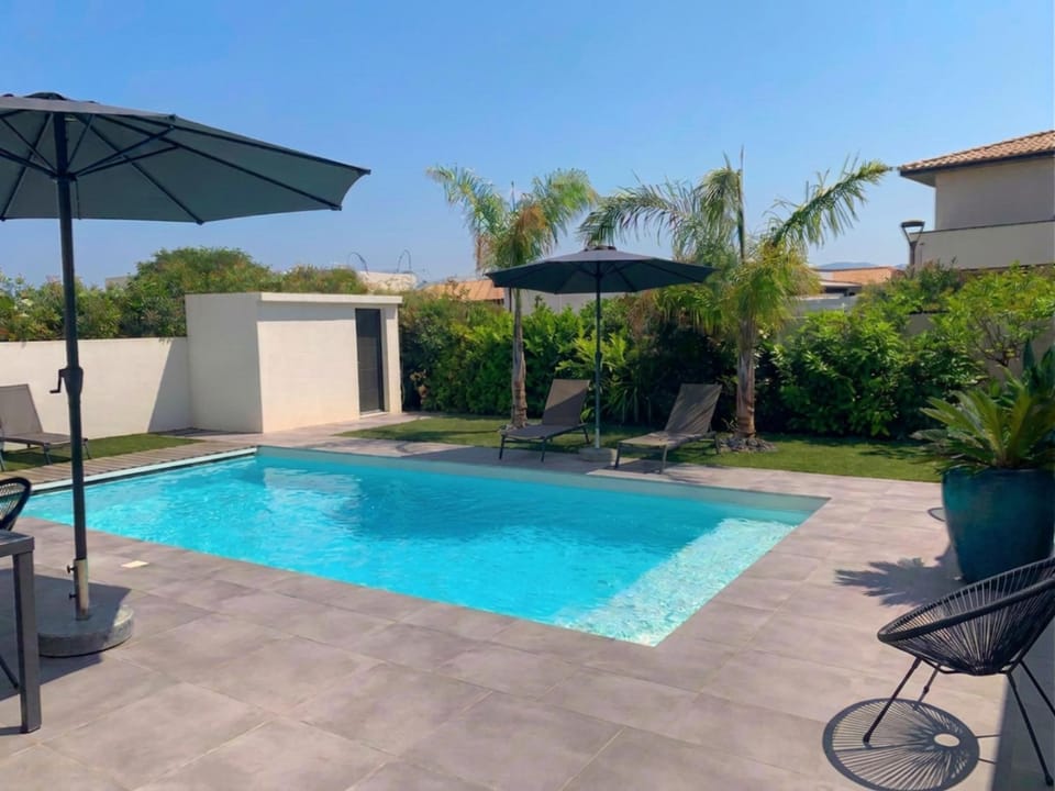 Swimming pool, sunbed