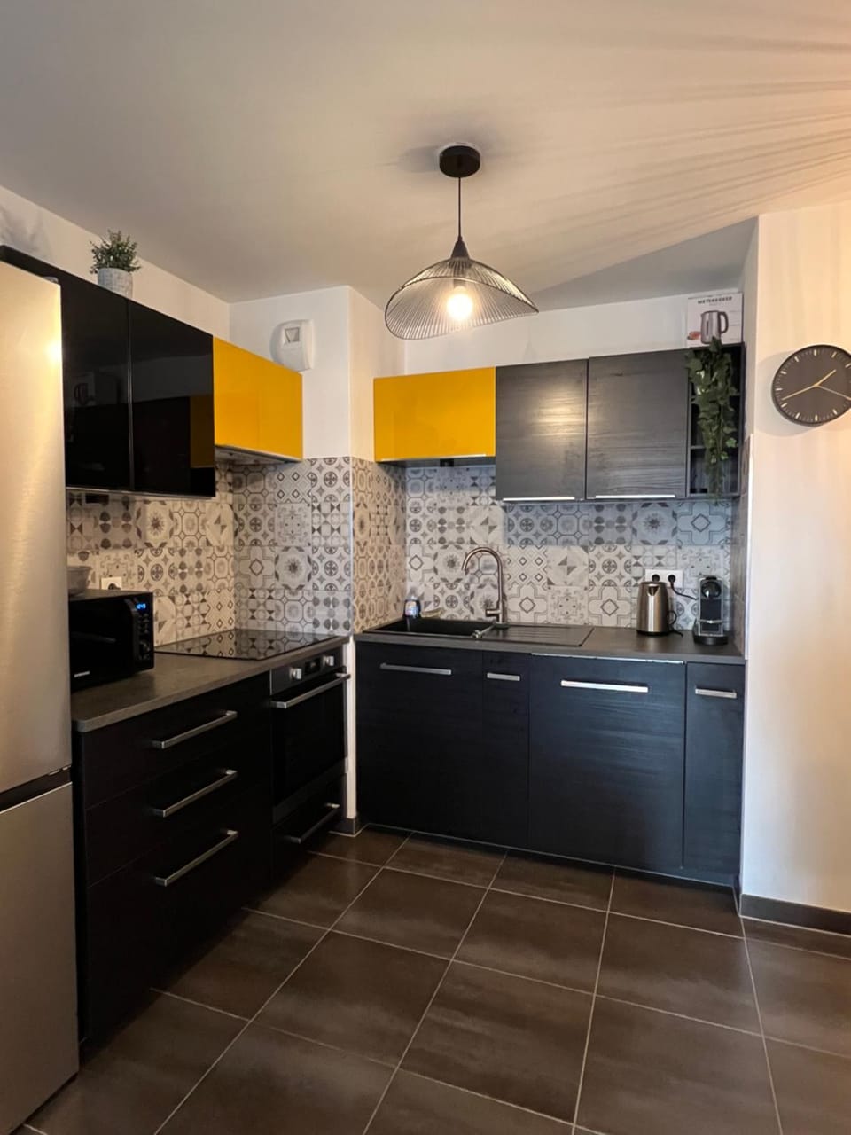 Kitchen or kitchenette, dishwasher, oven