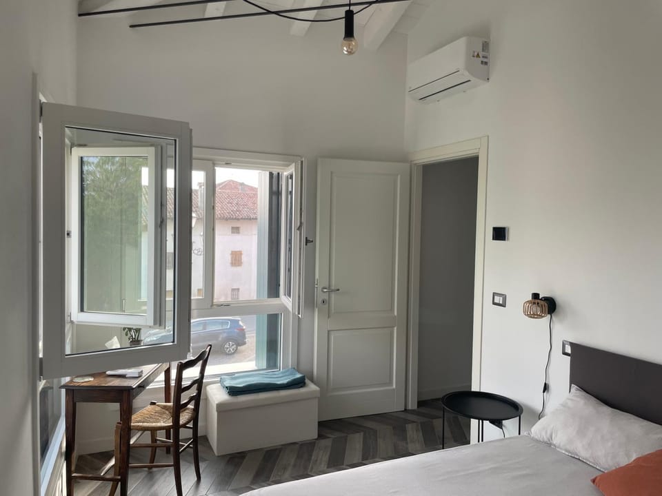 Photo of the whole room, internet, air conditioner