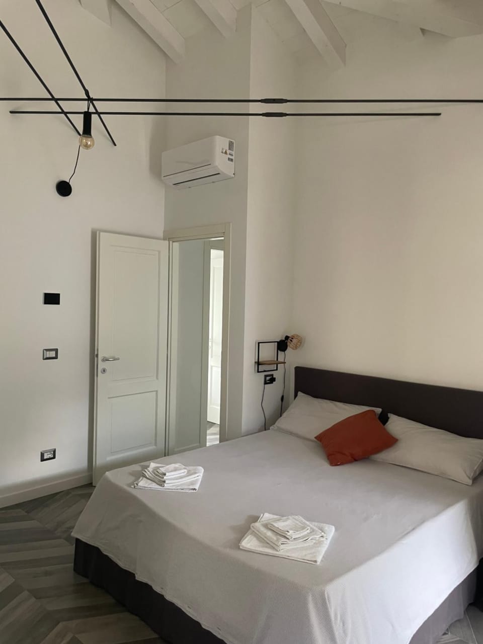 Bed, Photo of the whole room, Bedroom, air conditioner
