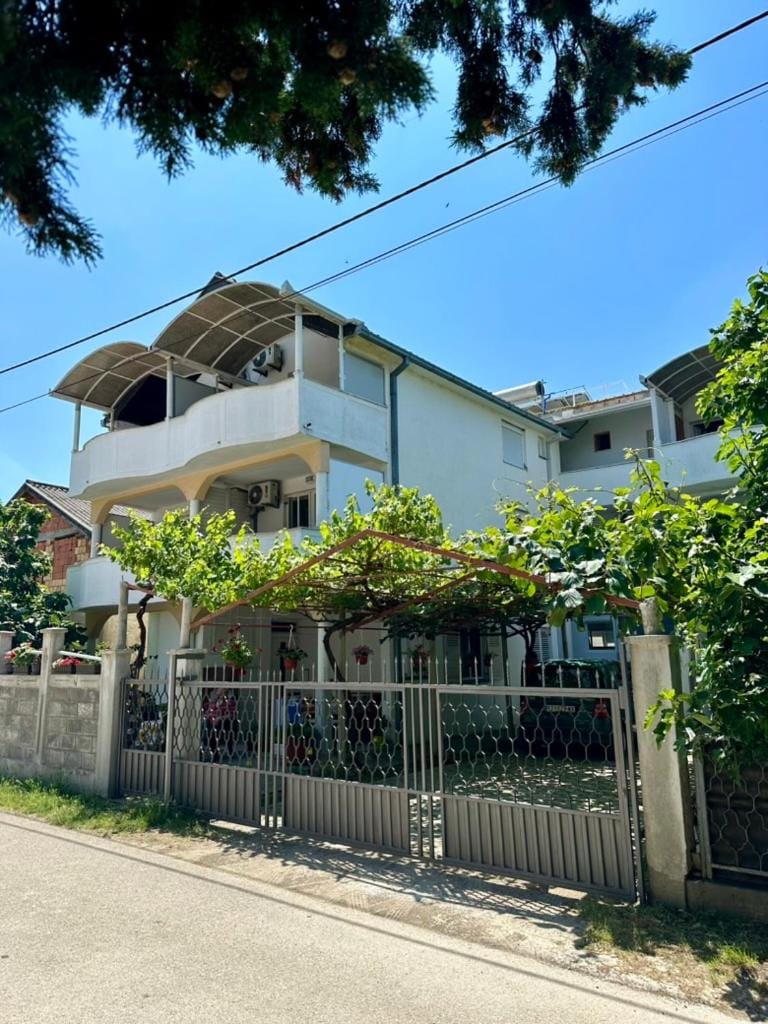 Property building, Day, Neighbourhood, Street view