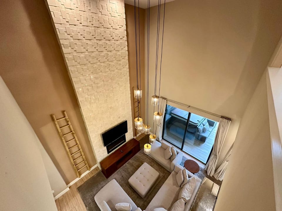 TV and multimedia, Living room, Photo of the whole room, Seating area, Evening entertainment