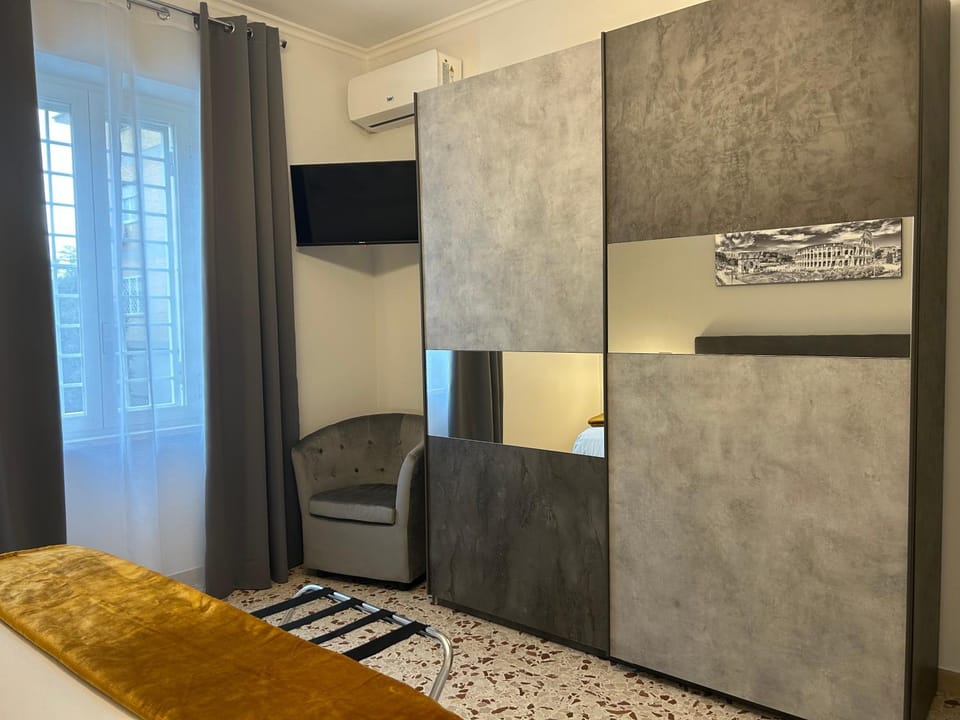 Bed, TV and multimedia, Photo of the whole room, Bedroom, wardrobe, air conditioner