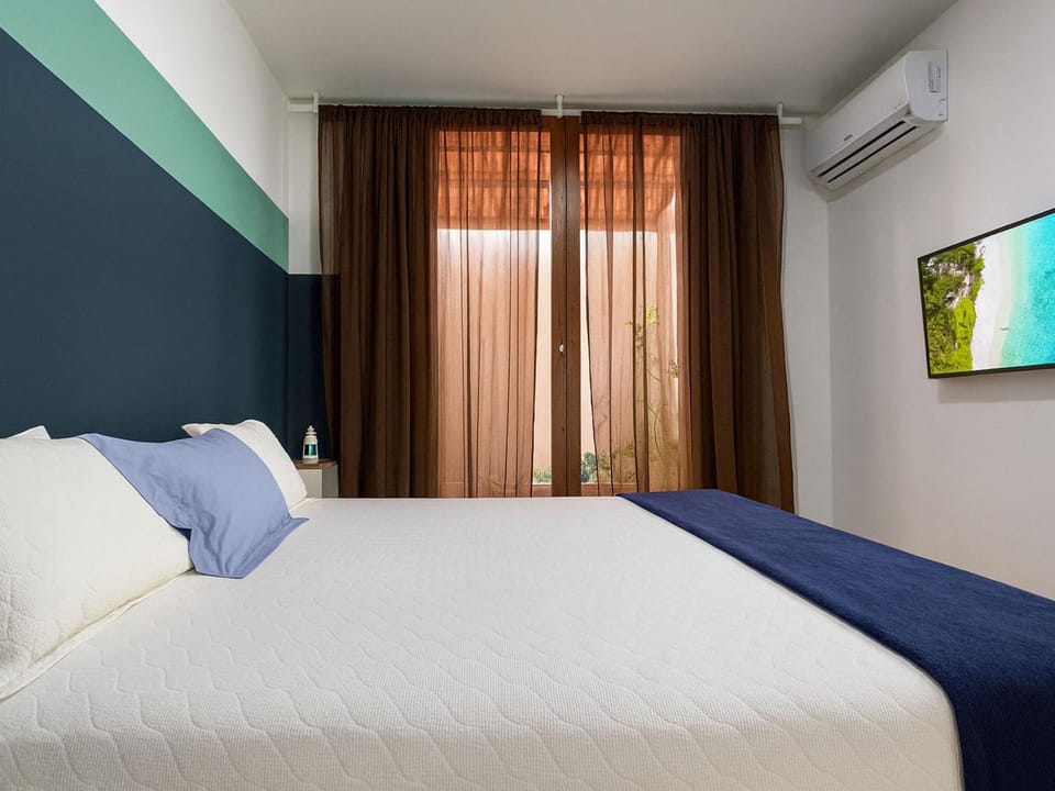 Bed, TV and multimedia, View (from property/room), Photo of the whole room, Decorative detail, Bedroom, air conditioner