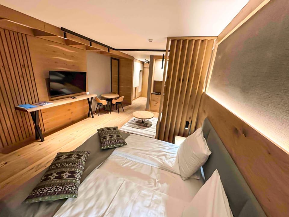 Communal lounge/ TV room, Bed, TV and multimedia, Living room, Seating area