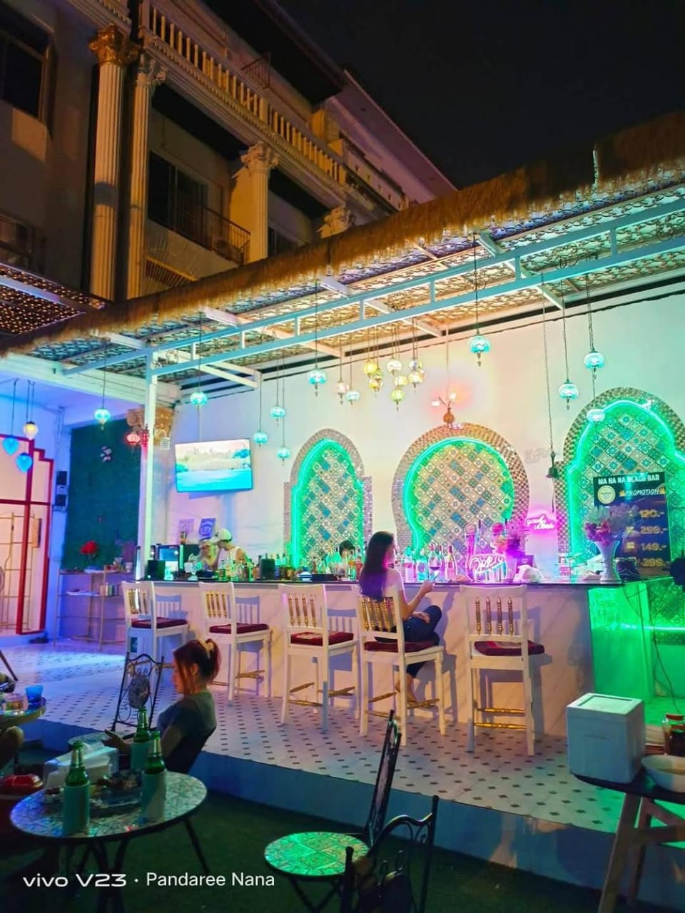Communal lounge/ TV room, Night, People, Nightclub / DJ, Living room, Seating area, Evening entertainment, group of guests