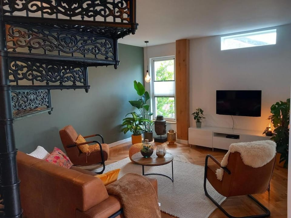 Communal lounge/ TV room, TV and multimedia, Living room