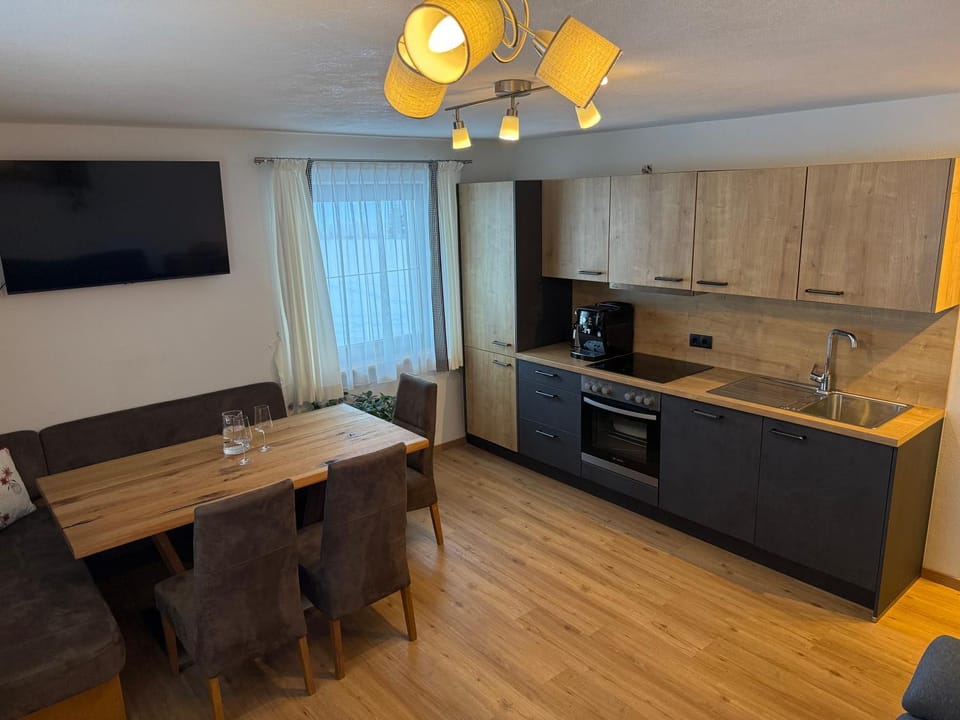 TV and multimedia, Kitchen or kitchenette, Seating area, Dining area, stove