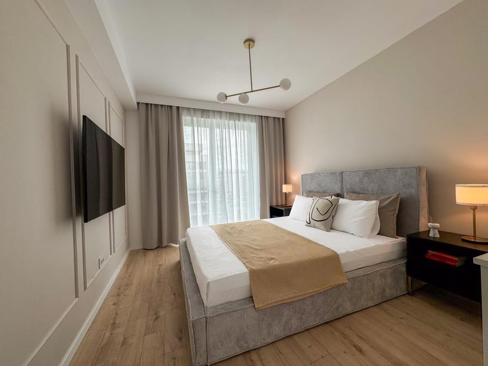Bed, TV and multimedia, Photo of the whole room, Bedroom