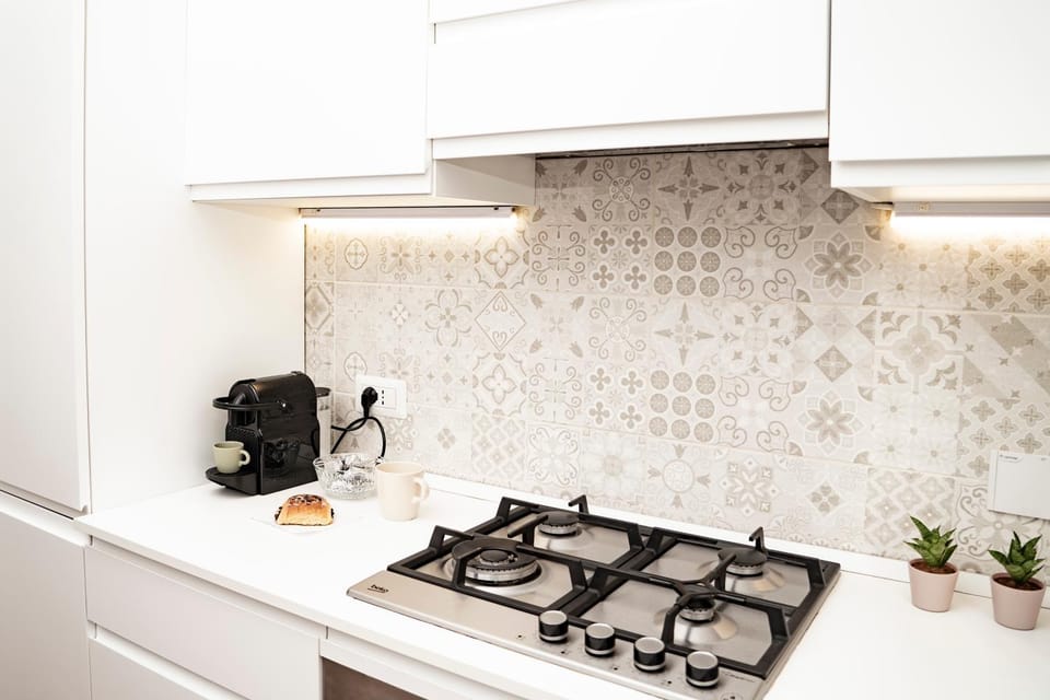Coffee/tea facilities, Kitchen or kitchenette, stove