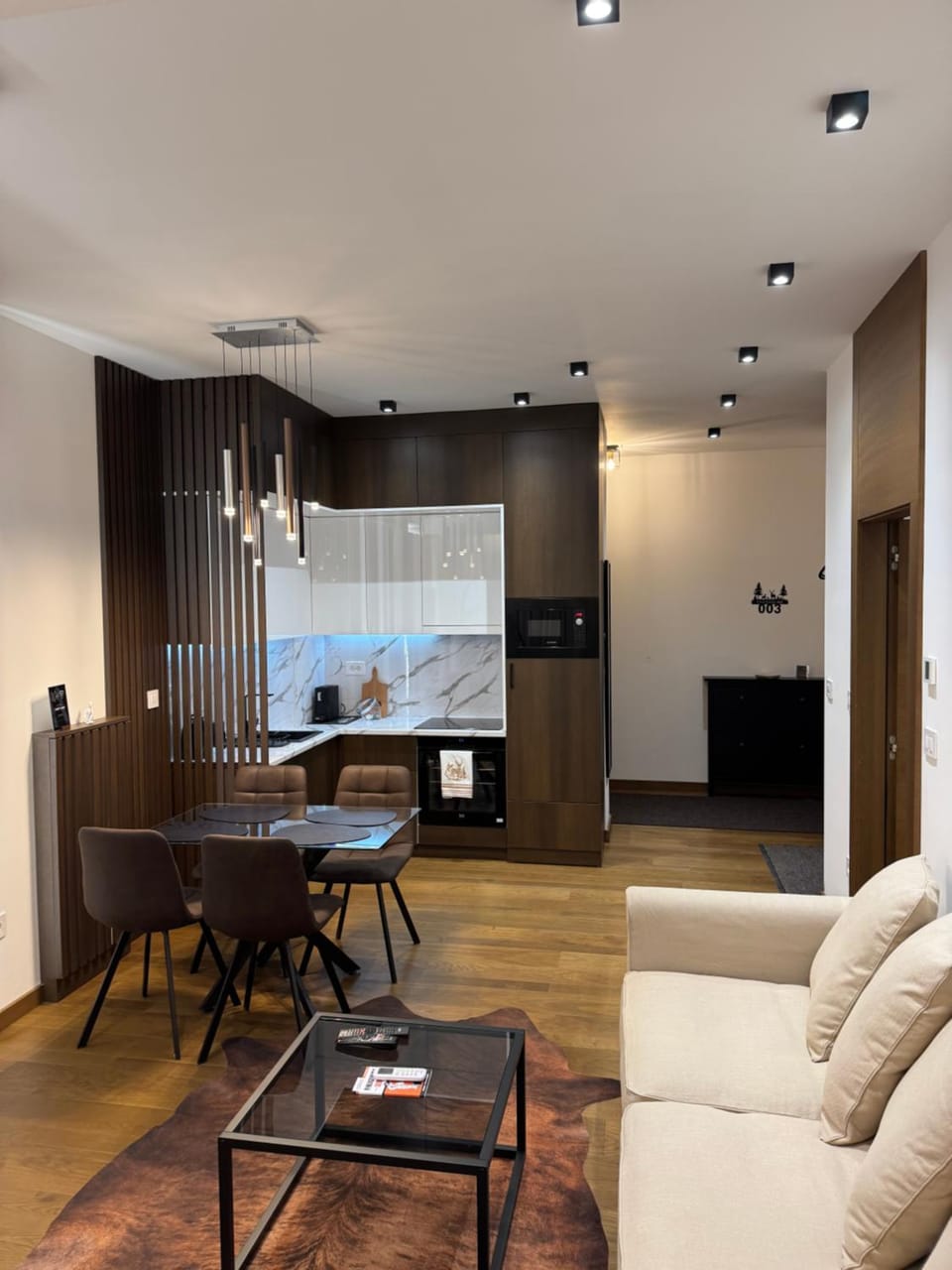 TV and multimedia, Kitchen or kitchenette, Living room, Seating area, Dining area, oven