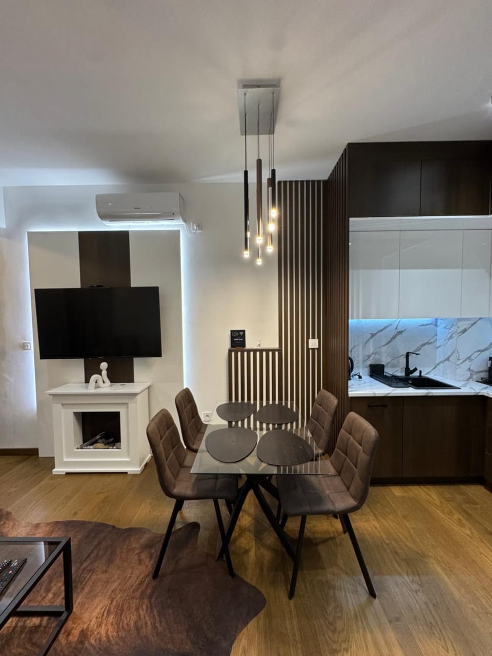 TV and multimedia, Kitchen or kitchenette, Seating area, Dining area, fireplace
