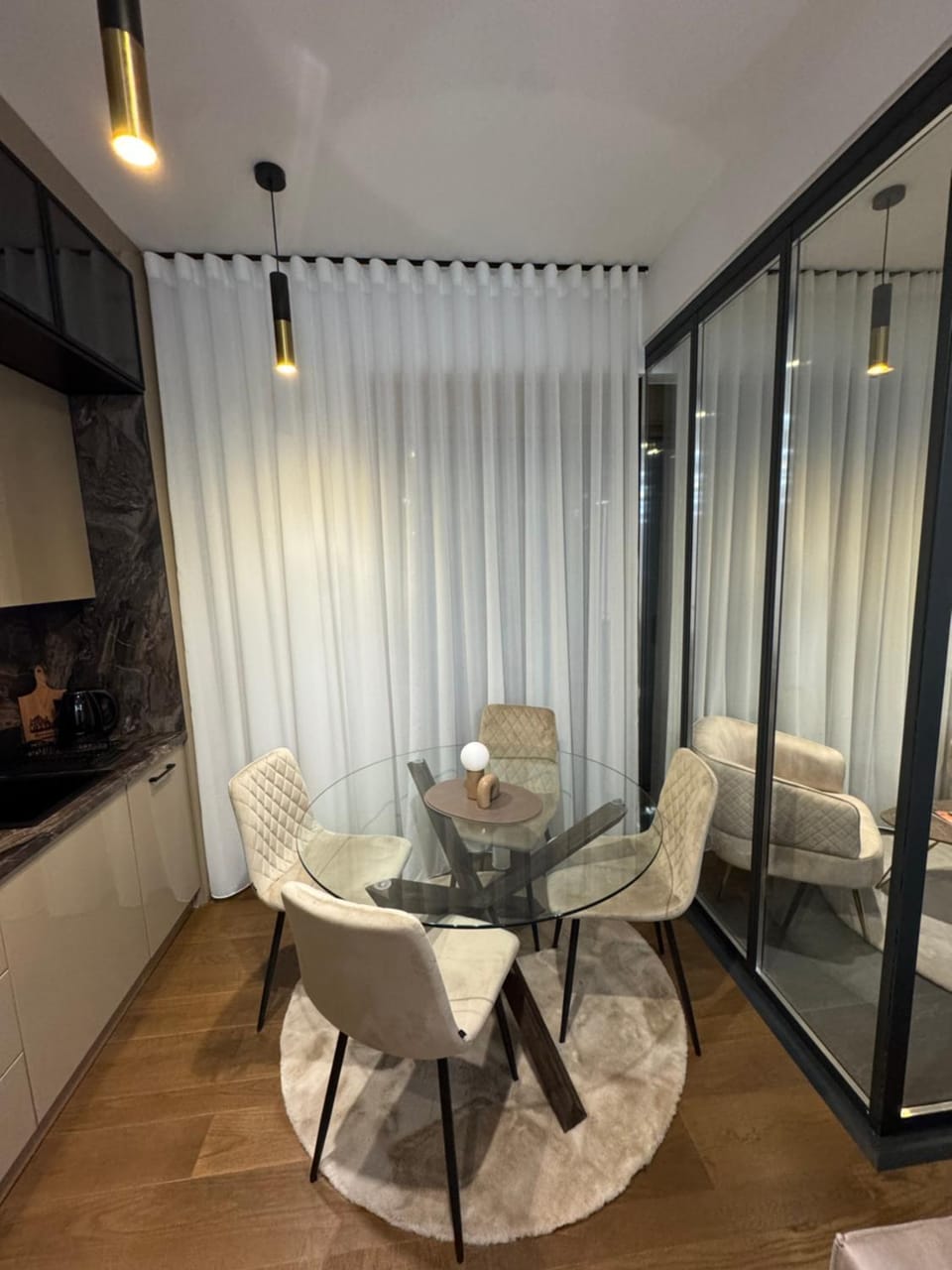 Seating area, Dining area