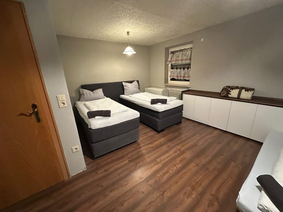 Bed, Photo of the whole room, Bedroom, storage, towels