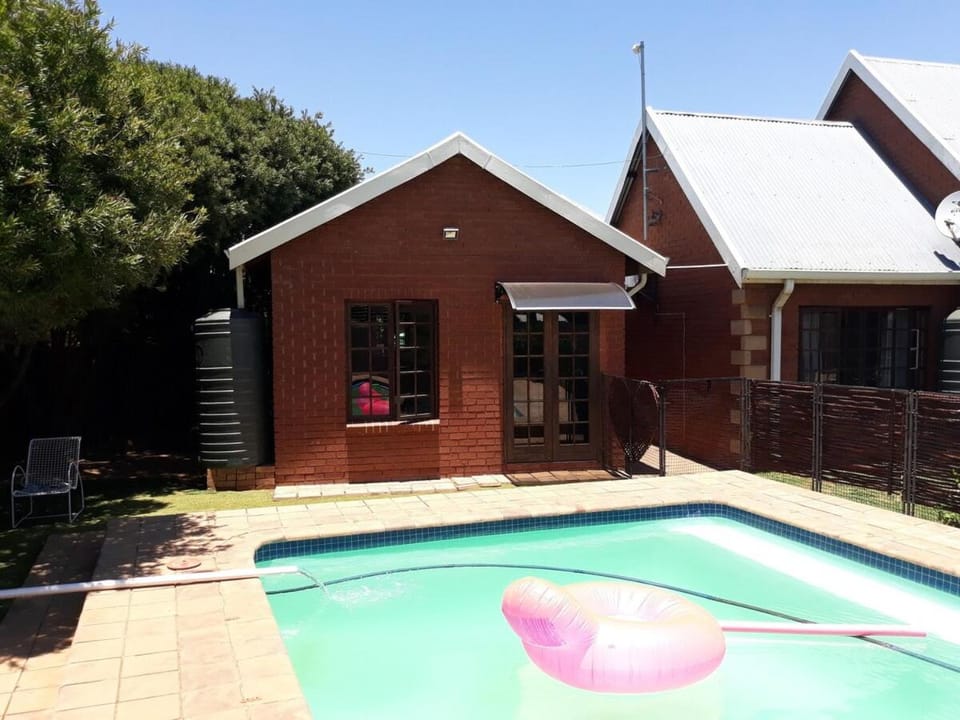 Property building, Day, Garden, Garden view, Pool view, Swimming pool, Swimming pool