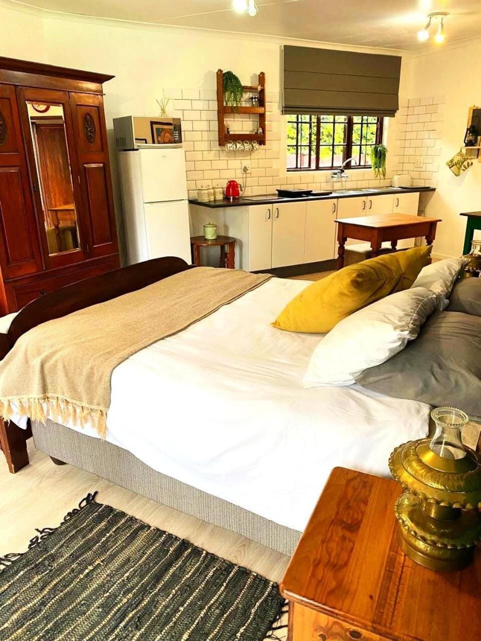 Bed, Kitchen or kitchenette, Seating area, Bedroom