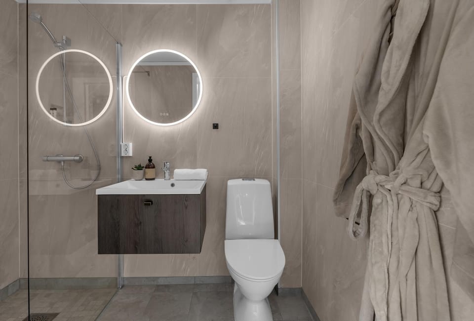 Shower, Toilet, Bathroom, towels