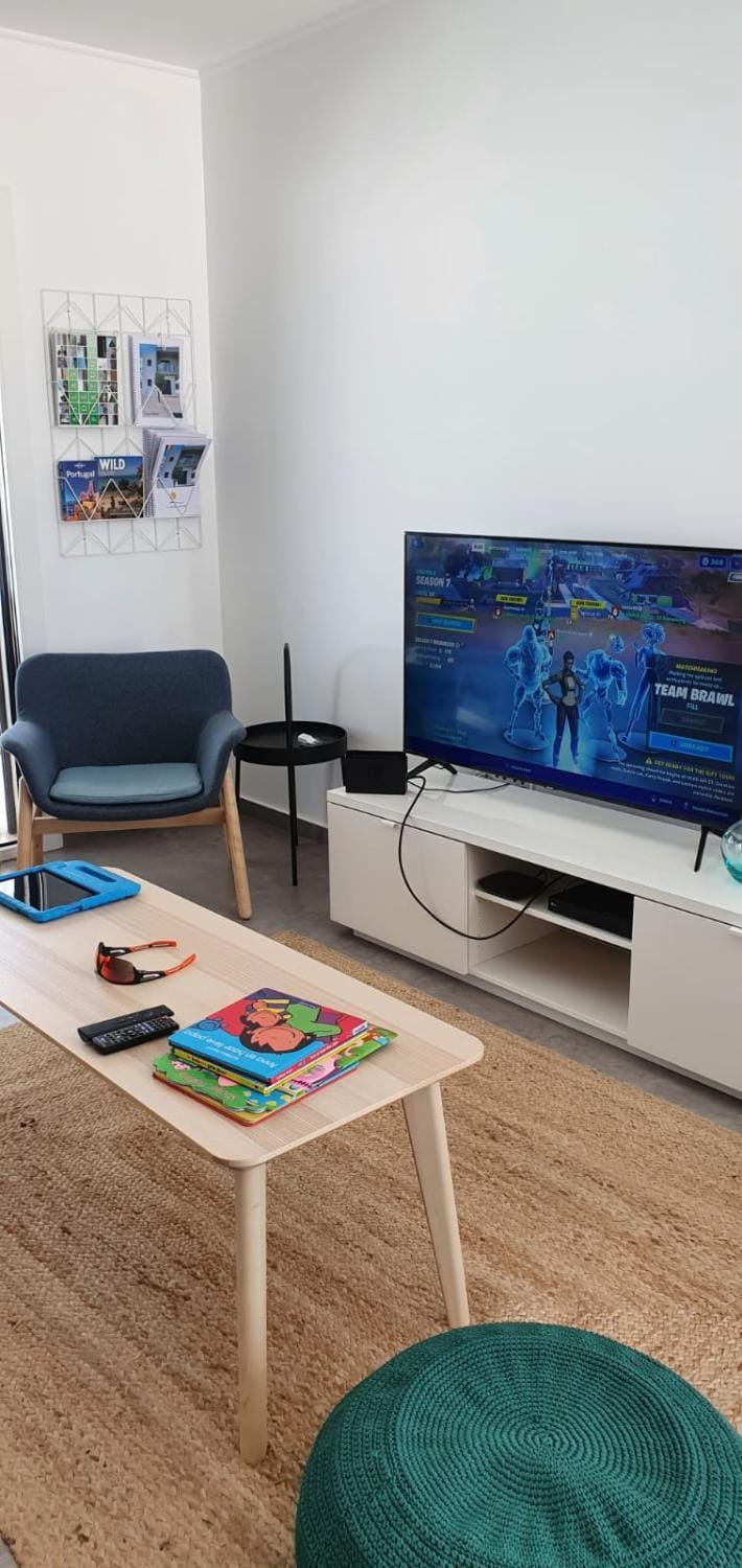 TV and multimedia, Living room, Seating area, children