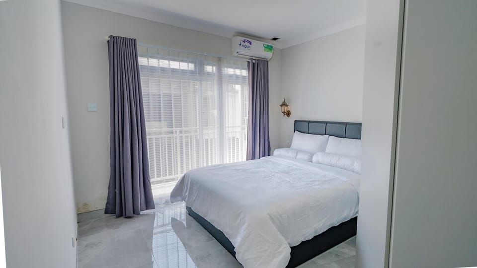Bed, Photo of the whole room, Bedroom, air conditioner