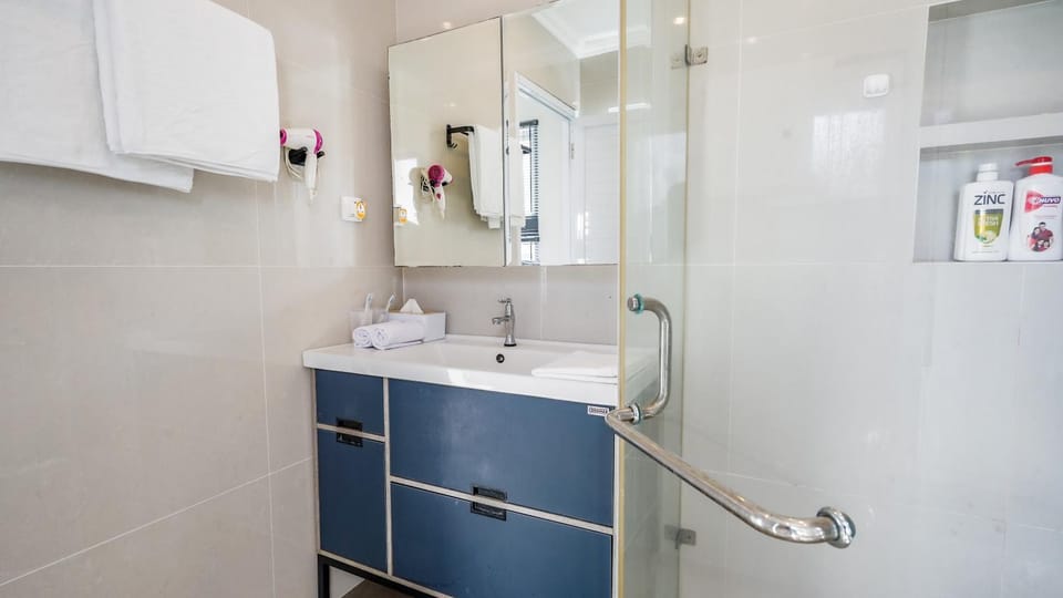 Shower, Bathroom, towels