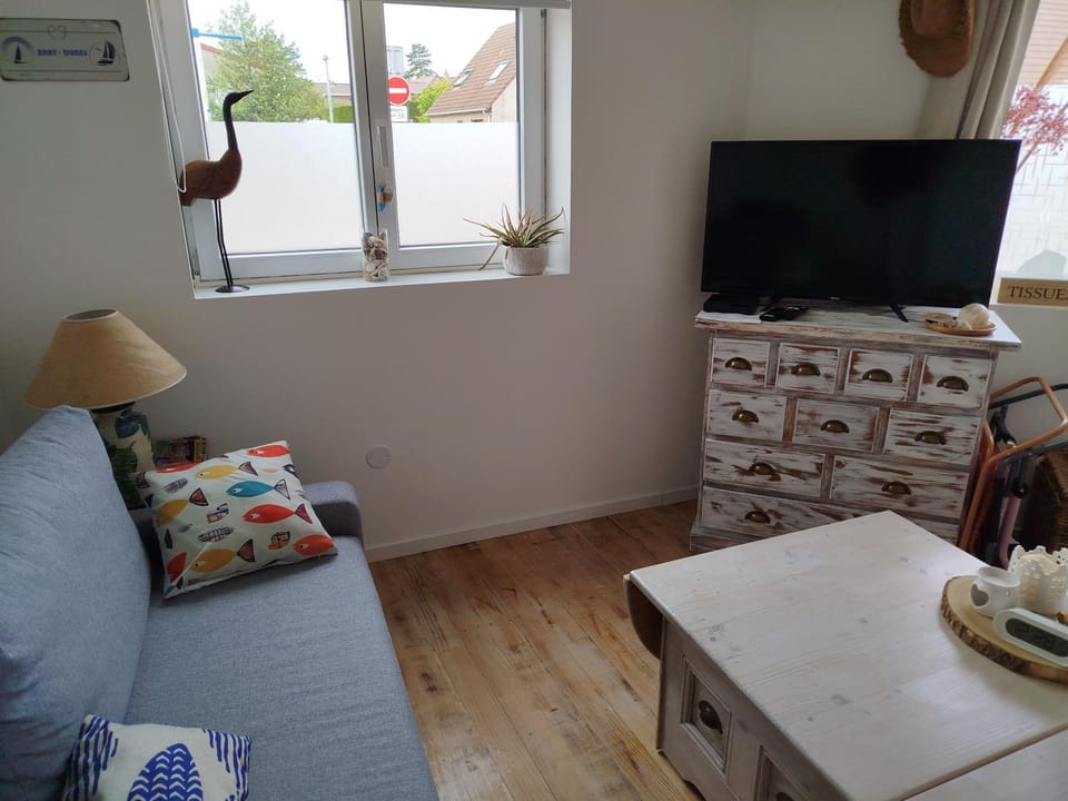 Communal lounge/ TV room, Living room, Seating area