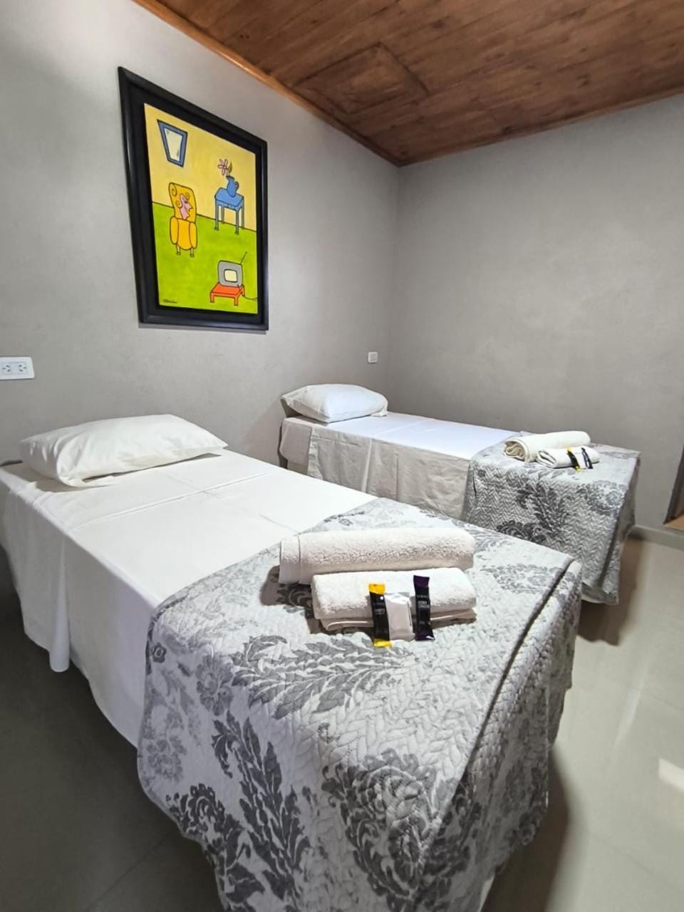 Bed, Photo of the whole room, Bedroom, towels