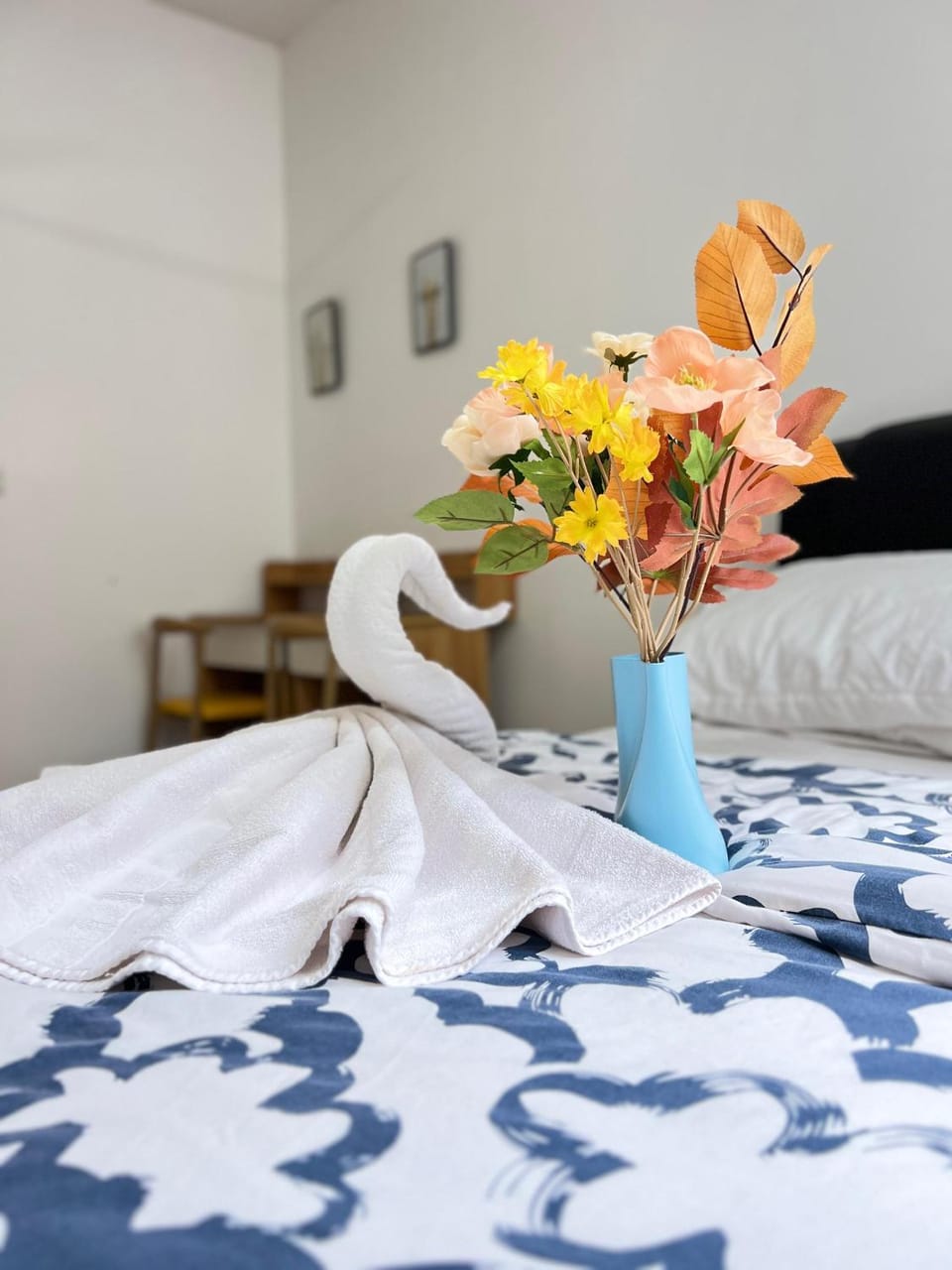 Bed, towels