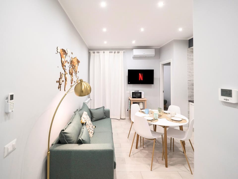Communal lounge/ TV room, internet, microwave, stove, toaster, kitchen, air conditioner