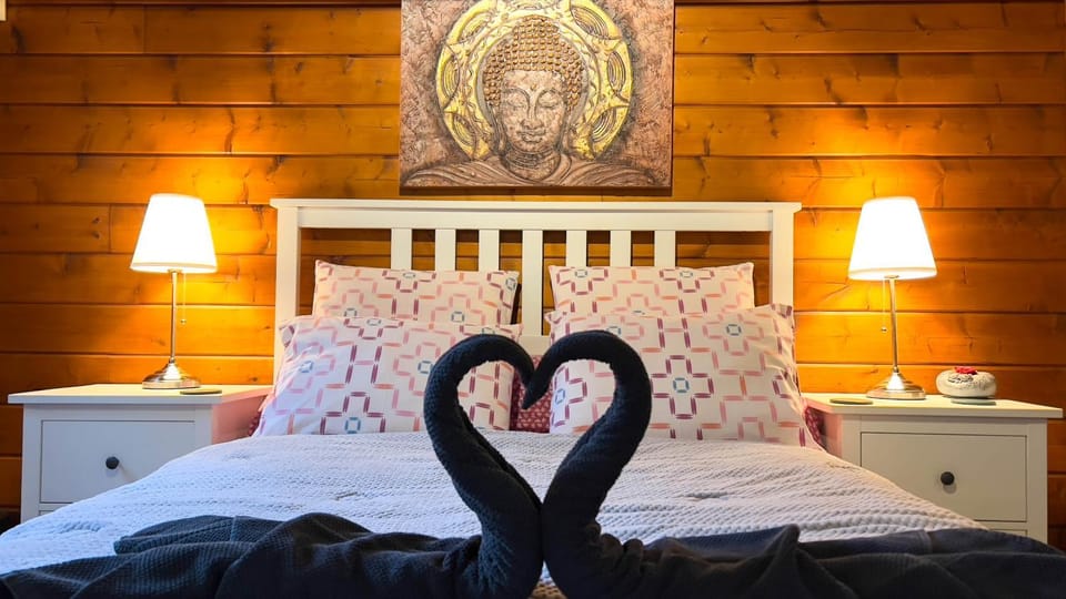 Bed, Photo of the whole room, Decorative detail, Bedroom