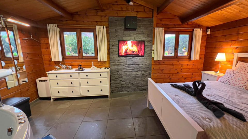 Bed, Hot Tub, Photo of the whole room, Bedroom, Bath, flat iron, towels