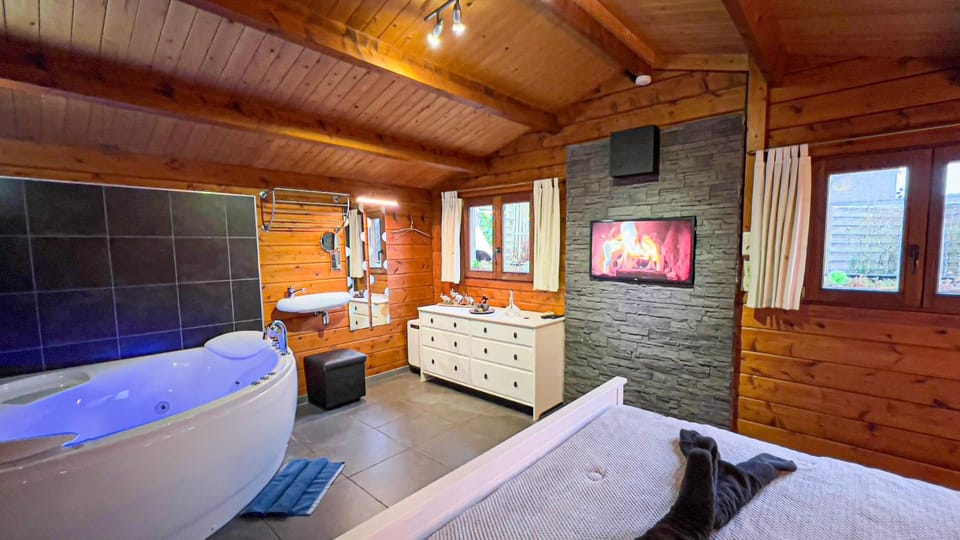Bed, Hot Tub, TV and multimedia, Photo of the whole room, Bedroom