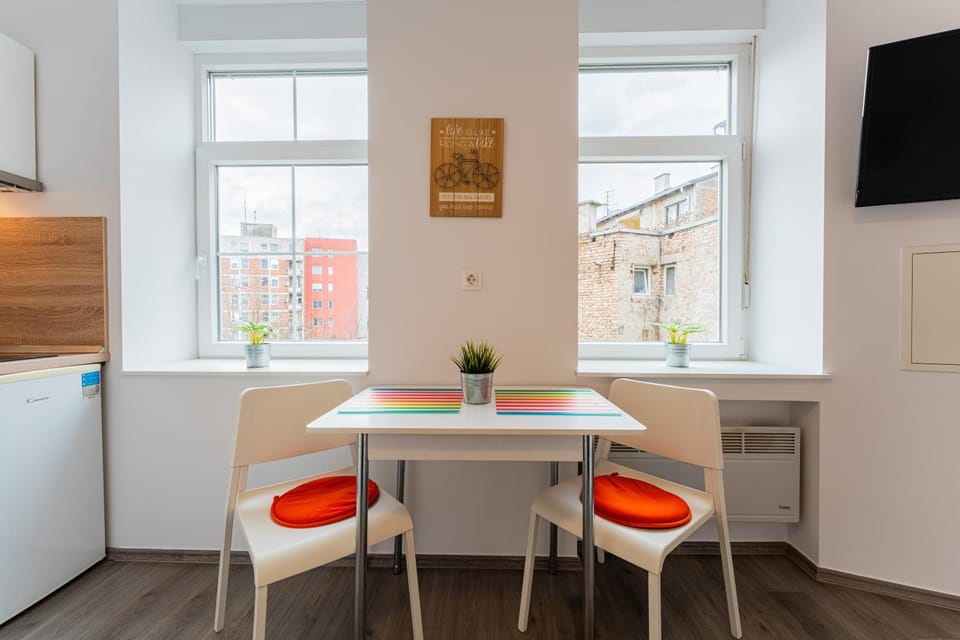 TV and multimedia, Kitchen or kitchenette, Dining area, Family, kitchen