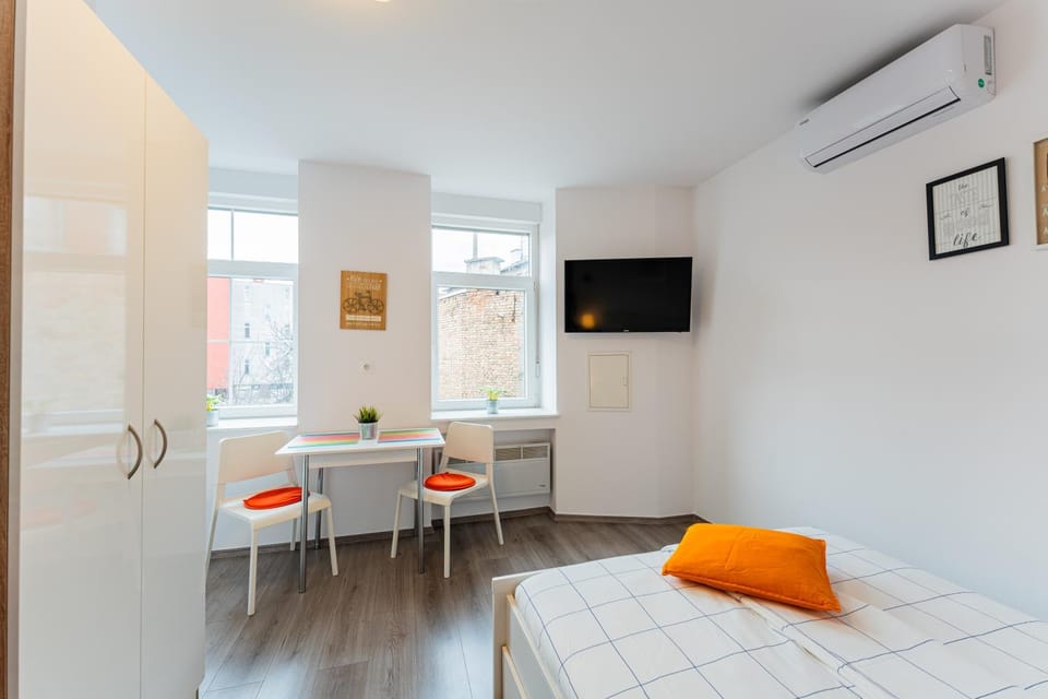 Bed, TV and multimedia, Photo of the whole room, Seating area, Dining area, Bedroom, air conditioner