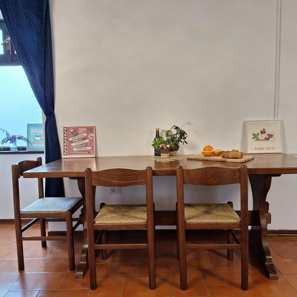 Living room, Food and drinks, Seating area, Dining area, Food