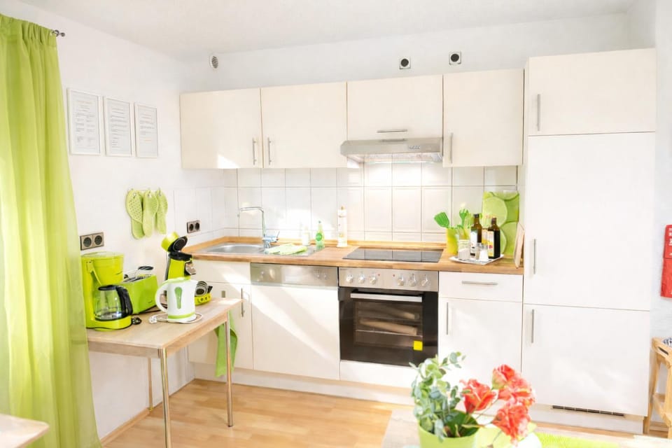 Coffee/tea facilities, Kitchen or kitchenette, Dining area, dishwasher, oven, pet friendly, stove, toaster