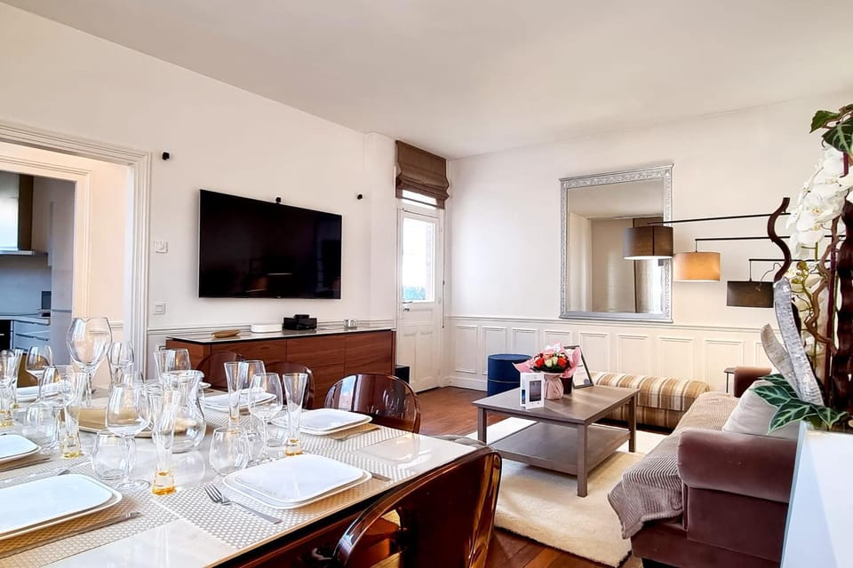 TV and multimedia, Living room, Seating area, Dining area