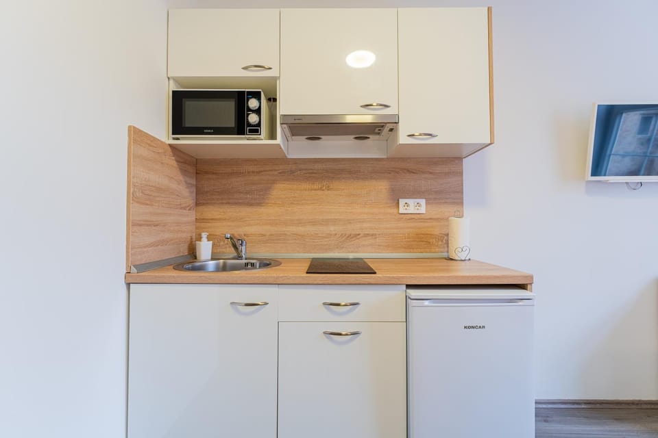 Kitchen or kitchenette, microwave, stove