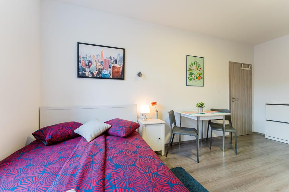 Bed, Seating area, Dining area