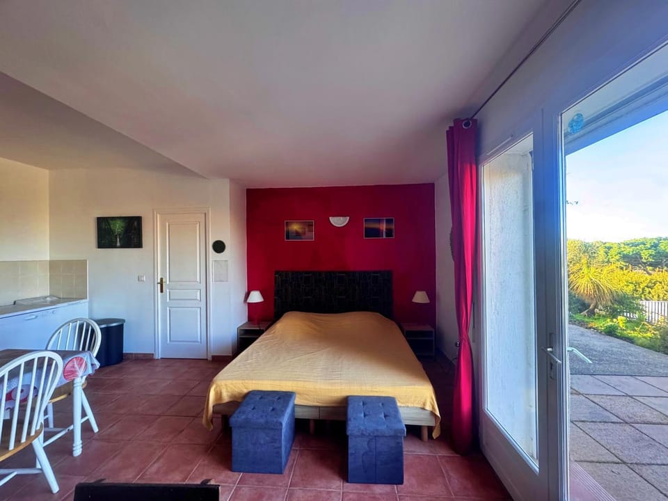 Communal lounge/ TV room, Bed, Living room