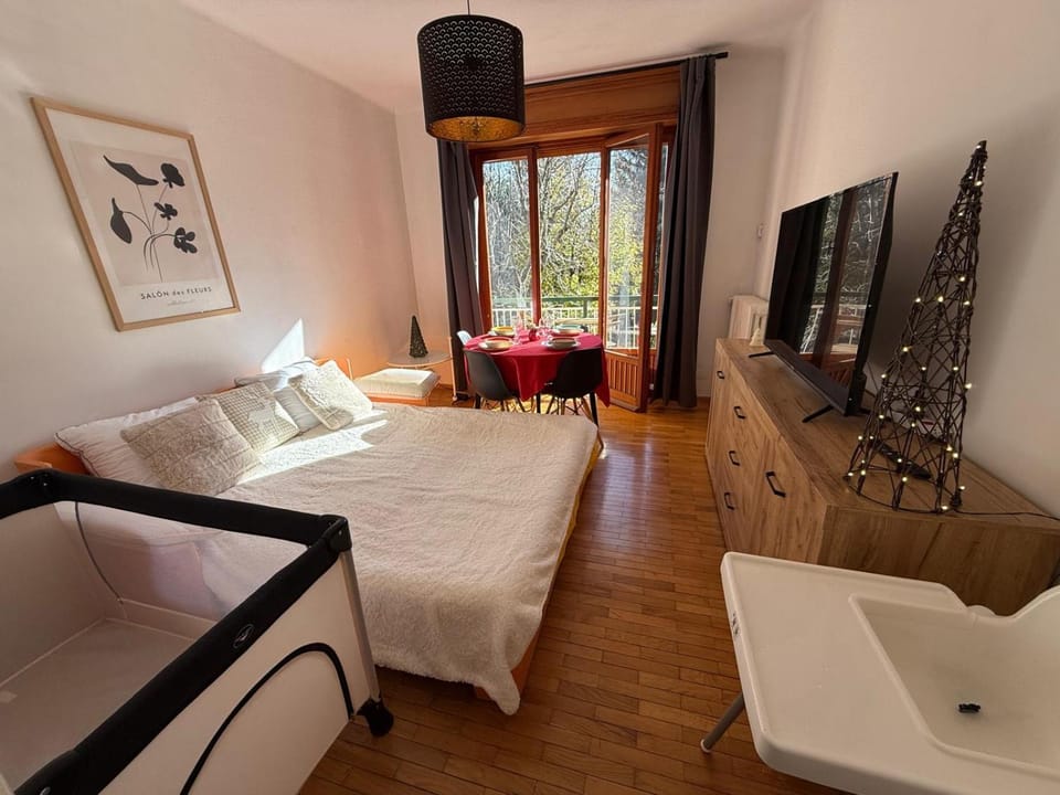 Communal lounge/ TV room, TV and multimedia, Living room, Seating area