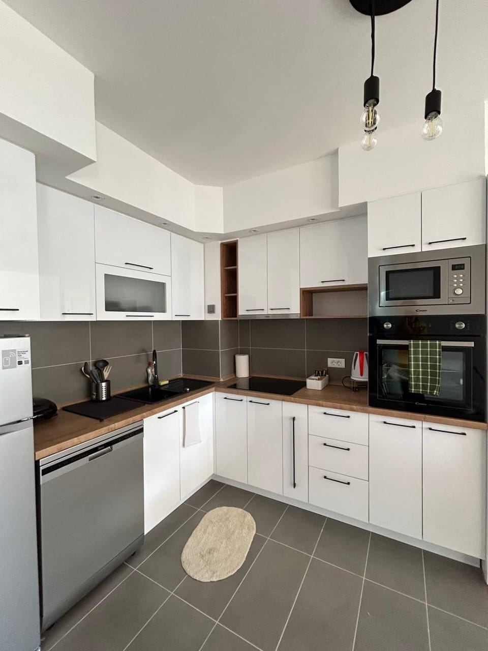 Kitchen or kitchenette, dishwasher, oven, toaster