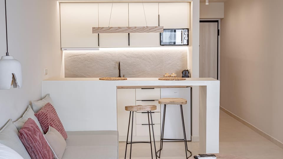 Coffee/tea facilities, Kitchen or kitchenette, Food and drinks, Dining area, Food, microwave, minibar, stove, kitchen