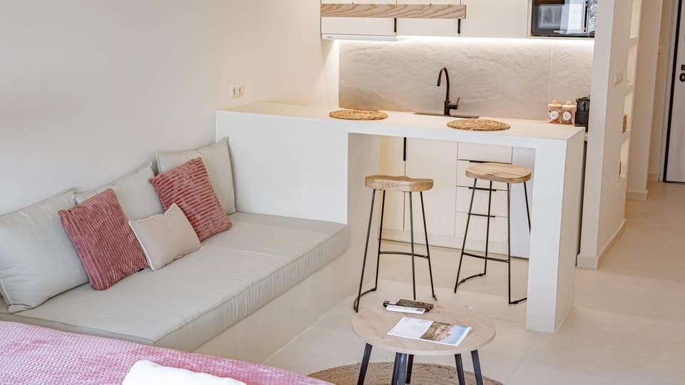 Living room, Food and drinks, Photo of the whole room, Dining area, Food, Drinks, microwave