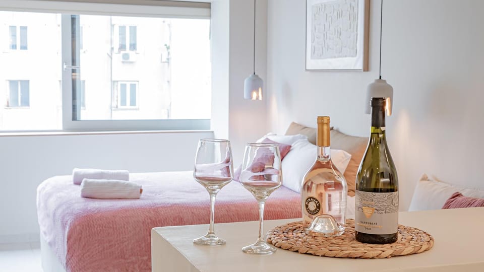 Bed, Dining area, Drinks