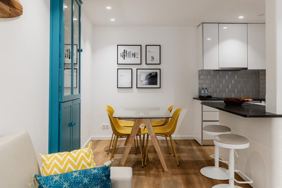 Kitchen or kitchenette, Seating area, Dining area