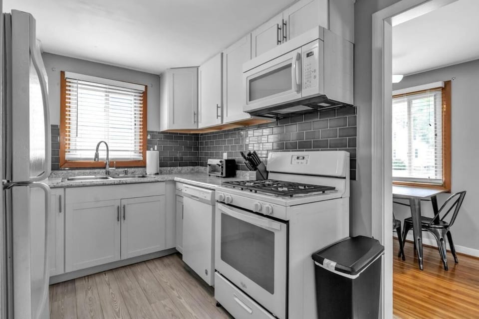 Beautiful 2 Queen Bed Lower Apartment in North Buffalo with Free Driveway Parking! Apartment in Buffalo