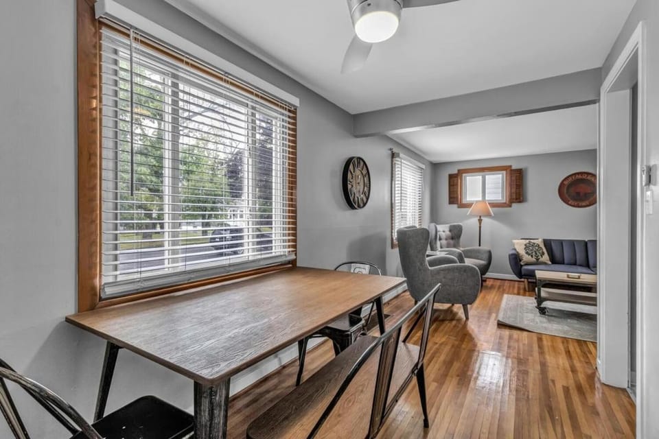 Beautiful 2 Queen Bed Lower Apartment in North Buffalo with Free Driveway Parking! Apartment in Buffalo