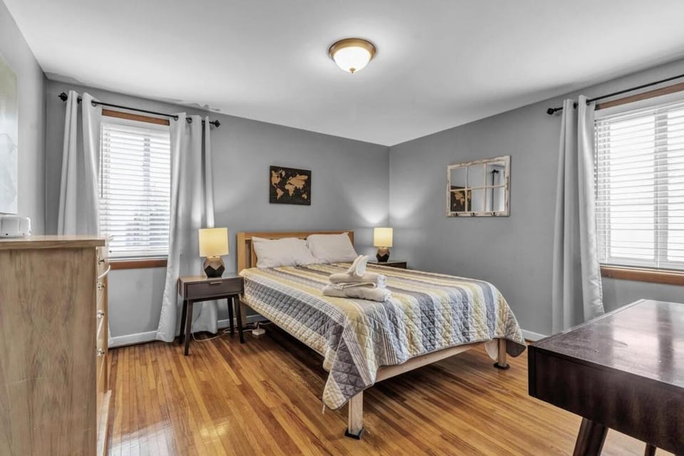 Beautiful 2 Queen Bed Lower Apartment in North Buffalo with Free Driveway Parking! Apartment in Buffalo