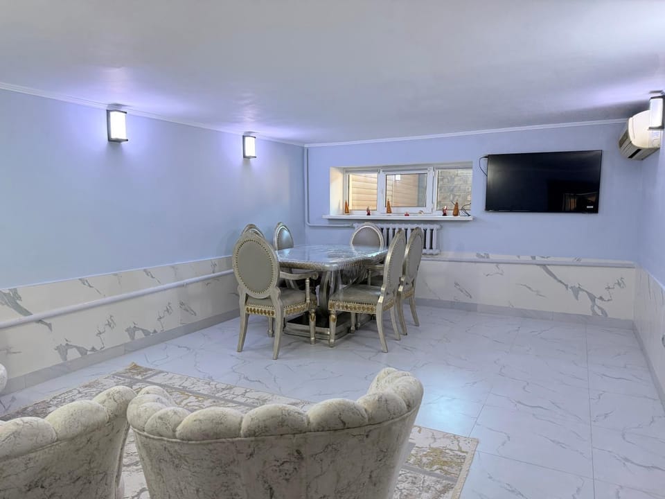 TV and multimedia, Living room, Seating area, Dining area